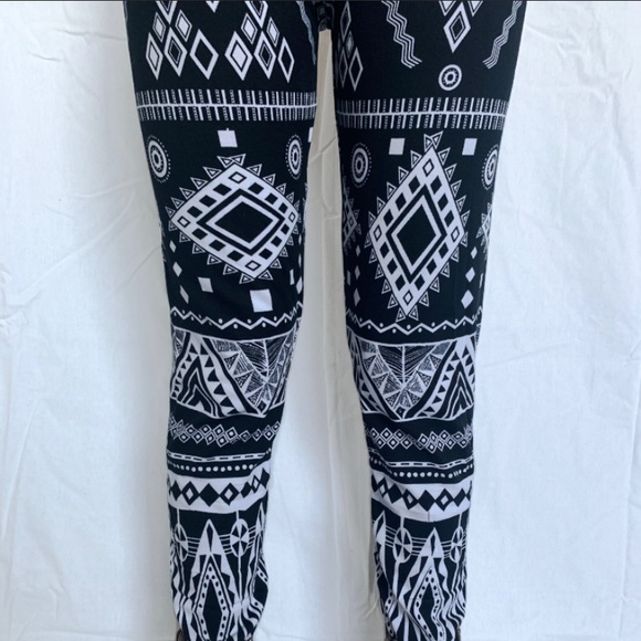 🧡 New Print Leggings 🧡 - Picture 3 of 9